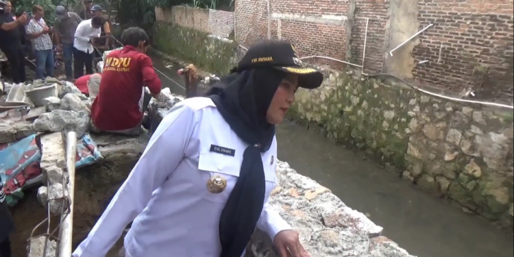 Walikota Eva Dwiana Tinjau Perbaikan Talud di 5 Kecamatan