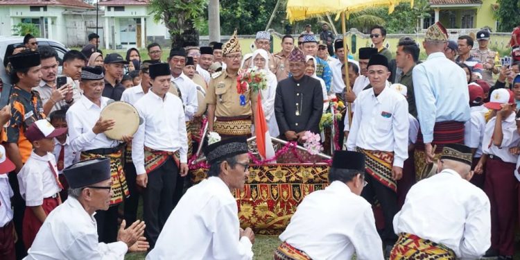 Buka Festifal Ngawo Balak, Bupati Agus Istiqlal : Keberagaman Suku Sebagai Penyangga  Budaya