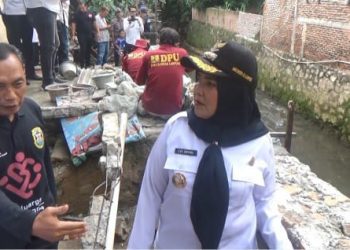 Walikota Eva Dwiana Tinjau Perbaikan Talud yang Jebol Akibat Banjir