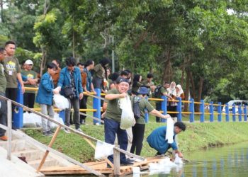 Unila dan Forpimawa Tanam Bibit Pohon dan Tabur Benih Ikan di Embung Rusunawa