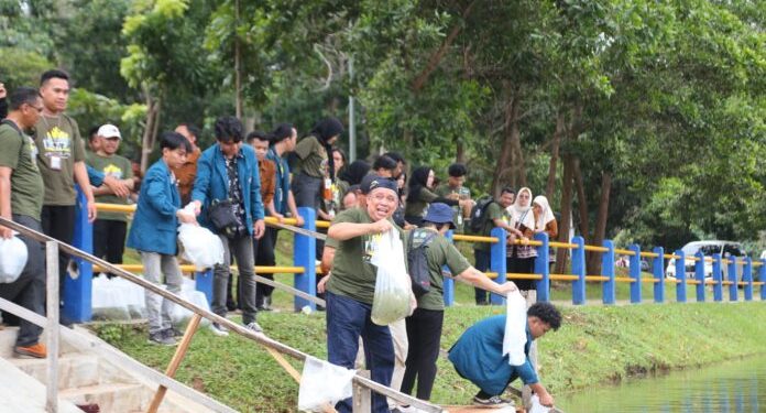 Unila dan Forpimawa Tanam Bibit Pohon dan Tabur Benih Ikan di Embung Rusunawa