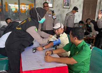 Pastikan Mudik Aman, Biddokes Polda Lampung Cek Urine dan Kesehatan Para Supir Bus