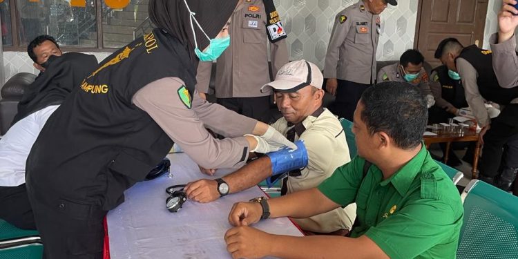Pastikan Mudik Aman, Biddokes Polda Lampung Cek Urine dan Kesehatan Para Supir Bus