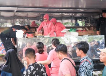 Bhayangkari Daerah Lampung Bagikan Makanan Gratis ke Pemudik