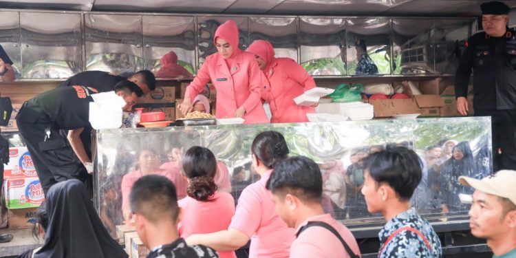 Bhayangkari Daerah Lampung Bagikan Makanan Gratis ke Pemudik
