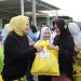 Ketua Tim Penggerak PKK Riana Sari Berikan Bantuan Sembako kepada Warga Terdampak Banjir