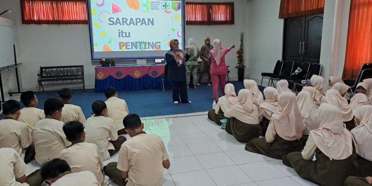 Penyuluhan Kesehatan Aksi Bergizi di SMP Al Kautsar