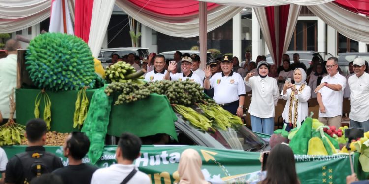 Gubernur Arinal Lepas Kirab Marching Band dan Karnaval Pawai Kendaraan Hias dalam Rangka HUT ke-60