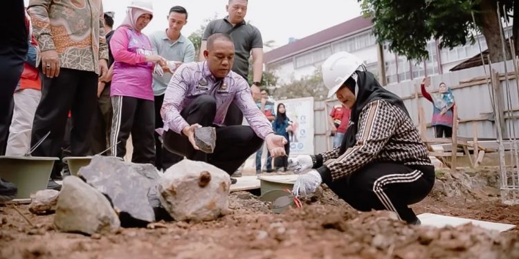 Walikota Eva Dwiana Letakan Batu Pertama Pembangunan Gedung Peradilan Semu Fakultas Hukum Unila