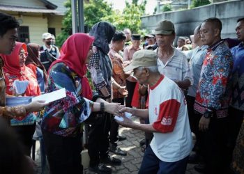 Walikota Eva Dwiana Beri Bantuan Uang Tunai ke 842 Warga Terdampak  Banjir