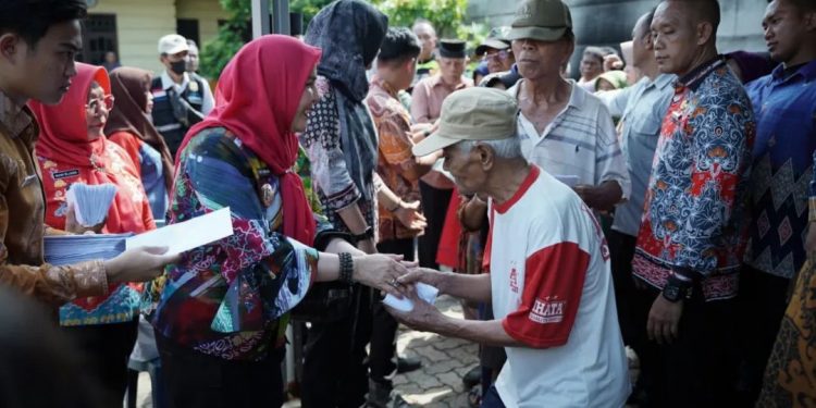Walikota Eva Dwiana Beri Bantuan Uang Tunai ke 842 Warga Terdampak  Banjir