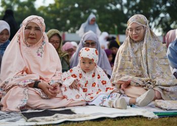 Salat Id di Stadion Mini Way Dadi, Walikota Eva Dwiana: Momen Silaturahmi dan Jaga kerukunan