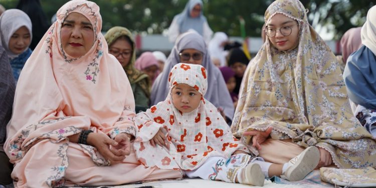 Salat Id di Stadion Mini Way Dadi, Walikota Eva Dwiana: Momen Silaturahmi dan Jaga kerukunan