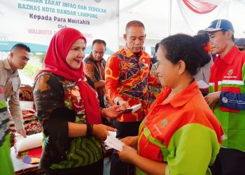 Pemkot Bandar Lampung Salurkan 700 Paket Beras untuk Petugas Kebersihan