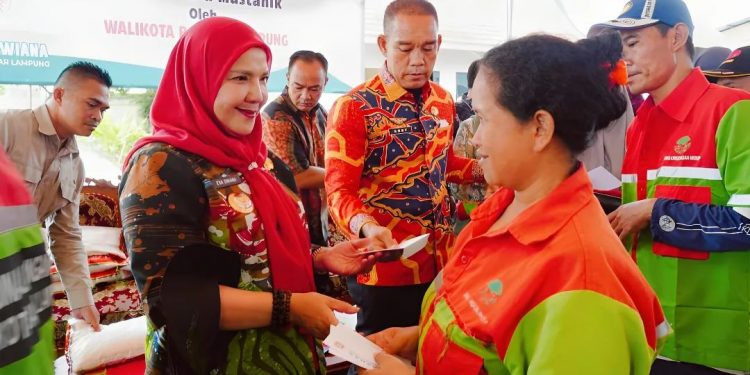 Pemkot Bandar Lampung Salurkan 700 Paket Beras untuk Petugas Kebersihan