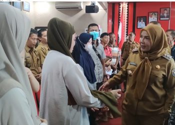 Walikota Eva Dwiana Berikan Bantuan Kepada 20 Korban Bencana Alam dan Biaya Pengobatan