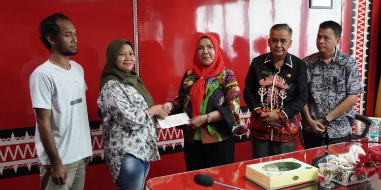 Walikota Eva Dwiana Berikan Bantuan Rp 50 Juta Kepada Korban Kebakaran