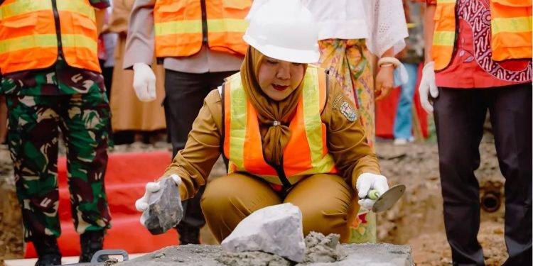 Walikota Eva Dwiana Groundbreaking Pembangunan Tugu Pagoda dan Gapura Teluk Betung Town