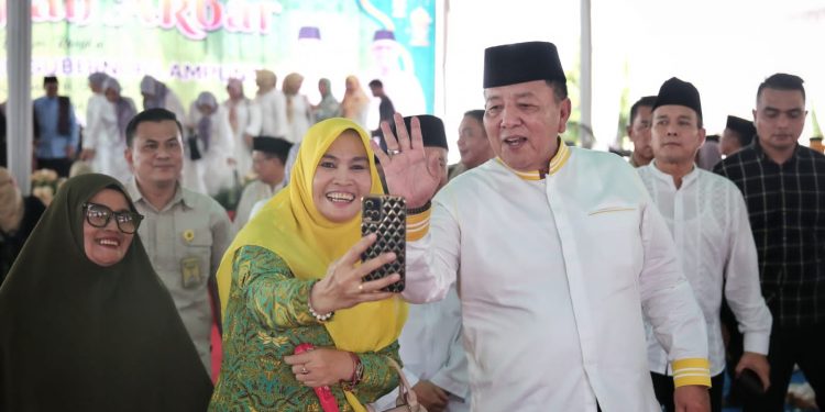 Gubernur Arinal Bersama Ribuan Masyarakat Hadiri Pengajian Akbar di Lapangan Adi Jaya