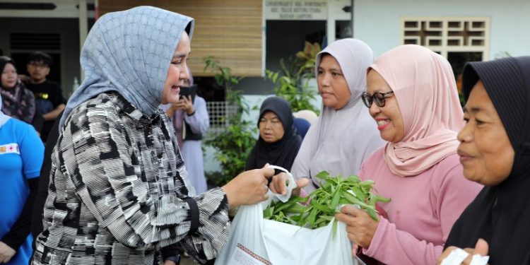 Ketua TP PKK Riana Sari Berikan Bantuan 180 Paket Sembako kepada Warga Sumur Batu