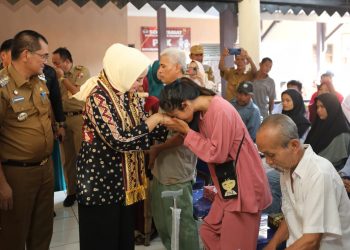 Ketua PKDL Riana Sari Serahkan Bantuan Kepada Penyandang Disabilitas di Kecamatan Abung Barat