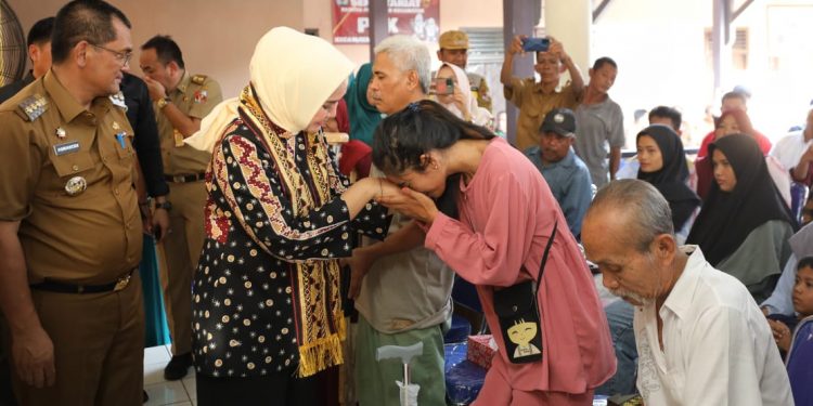 Ketua PKDL Riana Sari Serahkan Bantuan Kepada Penyandang Disabilitas di Kecamatan Abung Barat
