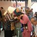 Ketua PKDL Riana Sari Serahkan Bantuan Kepada Penyandang Disabilitas di Kecamatan Abung Barat