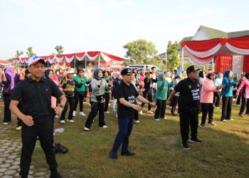 Gubernur Arinal Senam Bersama Ribuan Masyarakat Pringsewu dalam Rangka Gebyar Posyandu 2024