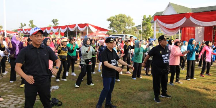 Gubernur Arinal Senam Bersama Ribuan Masyarakat Pringsewu dalam Rangka Gebyar Posyandu 2024