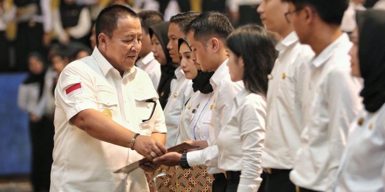 Gubernur Arinal Serahkan SK PPPK Tenaga Kesehatan dan Guru