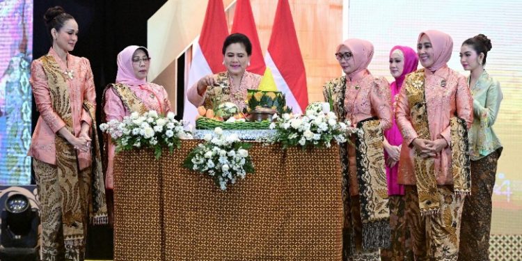 Ibu Negara Iriana Kenakan Kebaya Disulam Dengan Benang Tapis Hasil Pengrajin Lapas Perempuan Kelas II Bandar Lampung