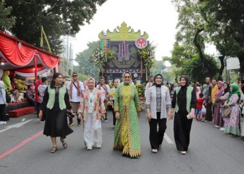 Ketua Dekranasda Riana Sari Hadir dalam Pelaksanaan Kirab Budaya dan Parade Mobil Hias di Surakarta