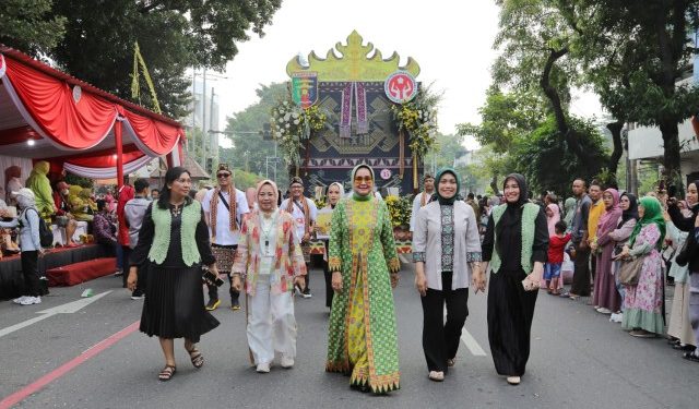 Ketua Dekranasda Riana Sari Hadir dalam Pelaksanaan Kirab Budaya dan Parade Mobil Hias di Surakarta