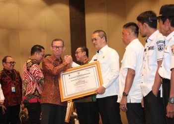 Sekdaprov Fahrizal Hadiri Penyerahan Penghargaan Paritrana Awards Tahun 2023