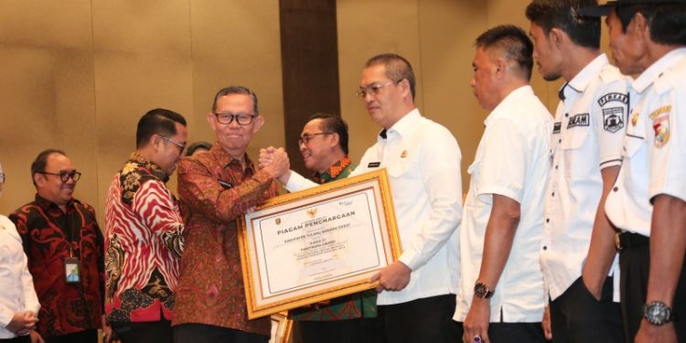 Sekdaprov Fahrizal Hadiri Penyerahan Penghargaan Paritrana Awards Tahun 2023