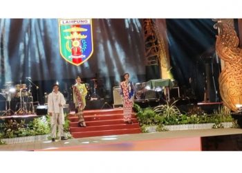 Pakaian Maduwaro yang Dipadu Sulam Jelujur dan Tapis Pukau Pengunjung Expo UMKM di Surakarta