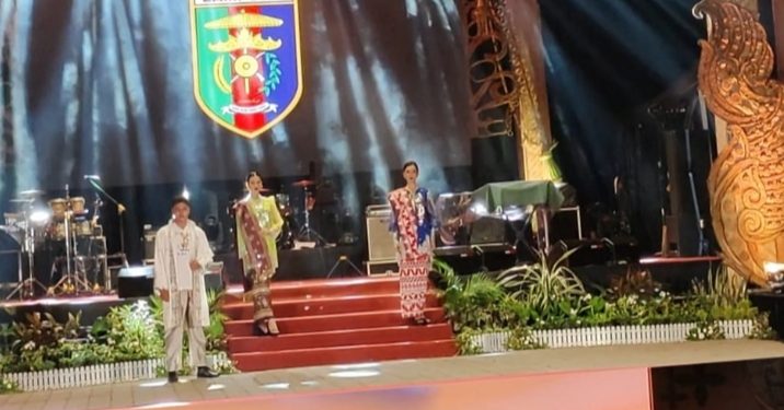 Pakaian Maduwaro yang Dipadu Sulam Jelujur dan Tapis Pukau Pengunjung Expo UMKM di Surakarta