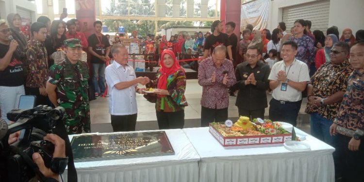 Walikota Eva Dwiana Resmikan Pasar Modern Pasar Raya Lebak Budi