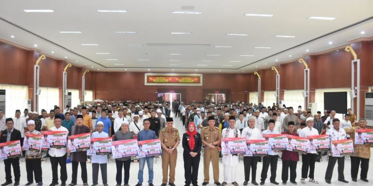 Walikota Eva Dwiana Berikan  Bantuan Operasional Dana Hibah Kepada 799 Masjid