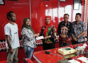 Walikota Eva Dwiana Beri Bantuan Rp 50 Juta Kepada Keluarga Korban Kebakaran