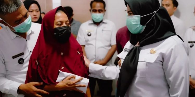 Pemkot Bandar Lampung Beri Bantuan Rp20 Juta Kepada Korban Keseruduk Sapi Kurban