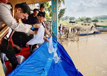 Gubernur Arinal Tebar Benih Ikan dan Ramah Tamah dengan Masyarakat di Tiyuh Pagar Dewa