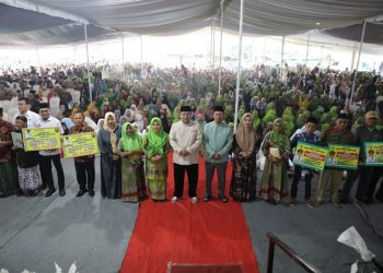 Gubernur Arinal Bersama Ribuan Masyarakat Ikuti Pengajian Akbar di Ponpes Roudlotus Sholihin