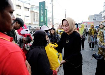 Ketua TP PKK Riana Sari Beri Bantuan Sembako kepada Pedagang dan Pemulung