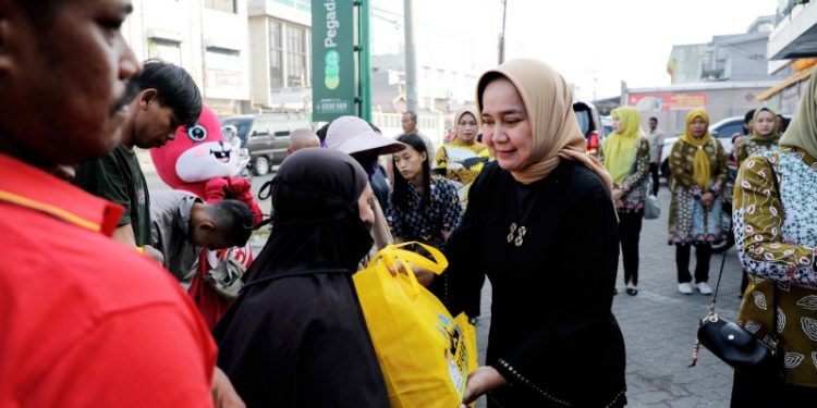 Ketua TP PKK Riana Sari Beri Bantuan Sembako kepada Pedagang dan Pemulung