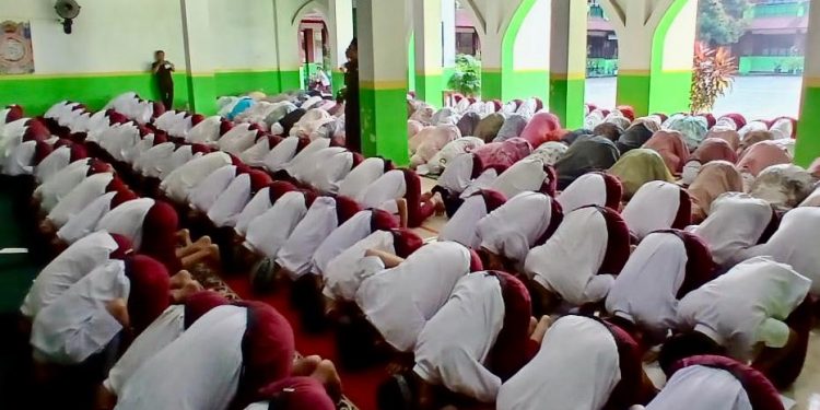 Lulus 100%, 229 Siswa SD Al Kautsar Lakukan Sujud Syukur