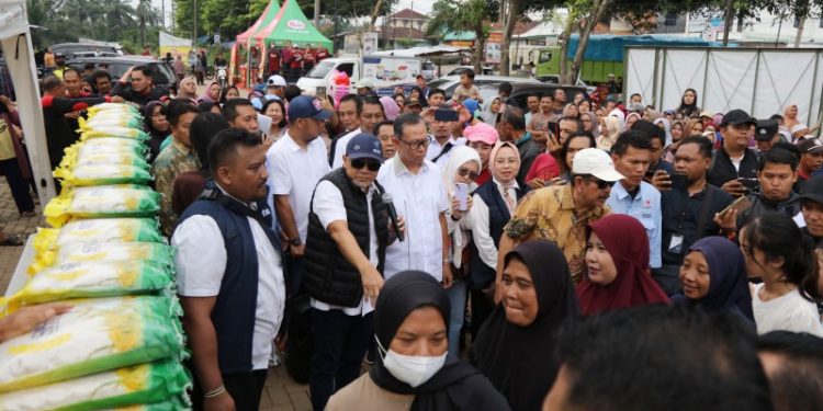 Mendag Bersama Plh Gubernur Lampung Pantau Harga dan Pasokan Bahan Pokok di Pasar Natar
