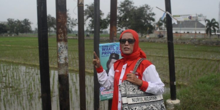 Tim Bakal Calon Bupati Pringsewu Nurul Hidayah Mendatangi Lokasi Pengrusakan Banner Kampanye