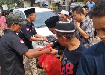 Jumat Berkah, PAC GRIB Sukabumi Bagikan Seribu Nasi Kotak