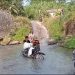 Jembatan Bambu Rusak Parah, Warga Pekon Kedaung Terpaksa Menyeberangi Sungai